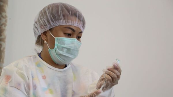 Медициналык кызматкер коронавируска каршы вакцинаны менен. Архив - Sputnik Кыргызстан