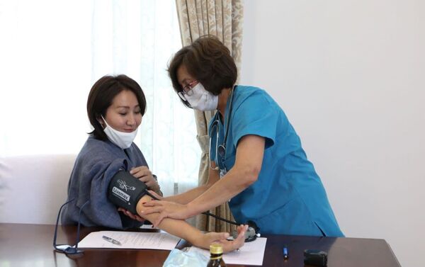 Кыргызстандын биринчи айымы Айгүл Жапарова коронавируска каршы вакцина алд - Sputnik Кыргызстан