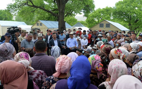 Президент КР Садыр Жапаров посетил пункт временного пребывания граждан, пострадавших во время конфликта на кыргызско-таджикской границе, а также погранзаставу Орто-Боз - Sputnik Кыргызстан