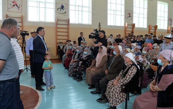 Президент также встретился с жителями села Кок-Таш Баткенского района, заверил их, что государство поддержит всех нуждающихся, и рассказал о планах социально-экономического развития Баткенской области, которой скоро придадут особый статус - Sputnik Кыргызстан