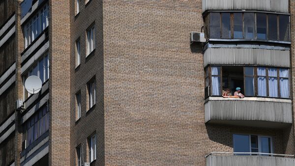 Жители дома на балконе. Архивное фото - Sputnik Кыргызстан