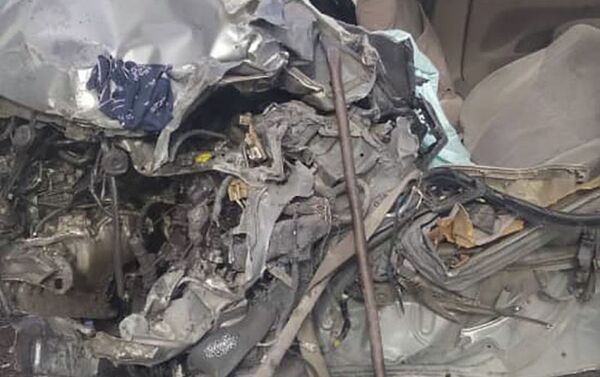 Согласно предварительной версии автоинспекторов, Toyota, обгоняя комбайн, задела его и лоб в лоб столкнулась с КамАЗом - Sputnik Кыргызстан