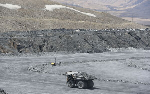 Как рассказало руководство компании, ежедневно из главного карьера вывозят 500 тонн горных пород, при этом золото содержится примерно в 16 тоннах руды - Sputnik Кыргызстан