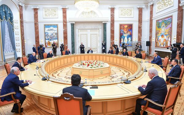 Дальнейшее развитие экономики взаимосвязано с сохранением природных ресурсов, заявил председатель кабинета министров Кыргызстана Улукбек Марипов - Sputnik Кыргызстан