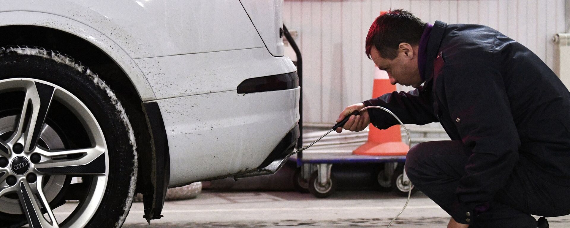 Технический эксперт проводит осмотр автомобиля на СТО. Архивное фото - Sputnik Кыргызстан, 1920, 29.05.2021