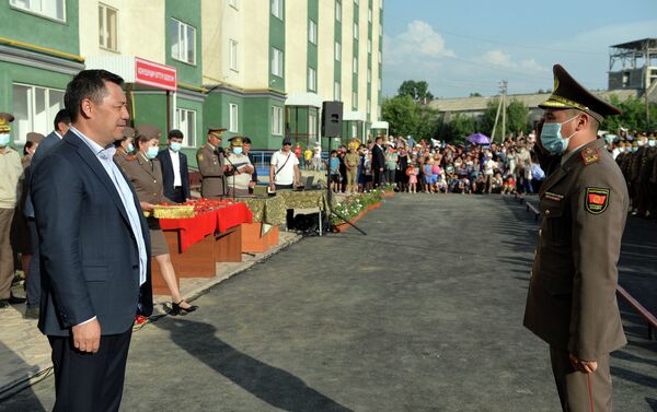 Ош шаарында өлкөнүн Коргоо министрлигинин жана Улуттук коопсуздук комитетинин Чек ара кызматынын аскер кызматчыларына батирлерди тапшыруу аземи - Sputnik Кыргызстан