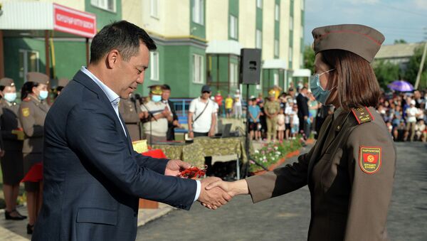 Президент Садыр Жапаров аскер кызматчыларына батирлердин ачкычтарын тапшыруу учурунда - Sputnik Кыргызстан