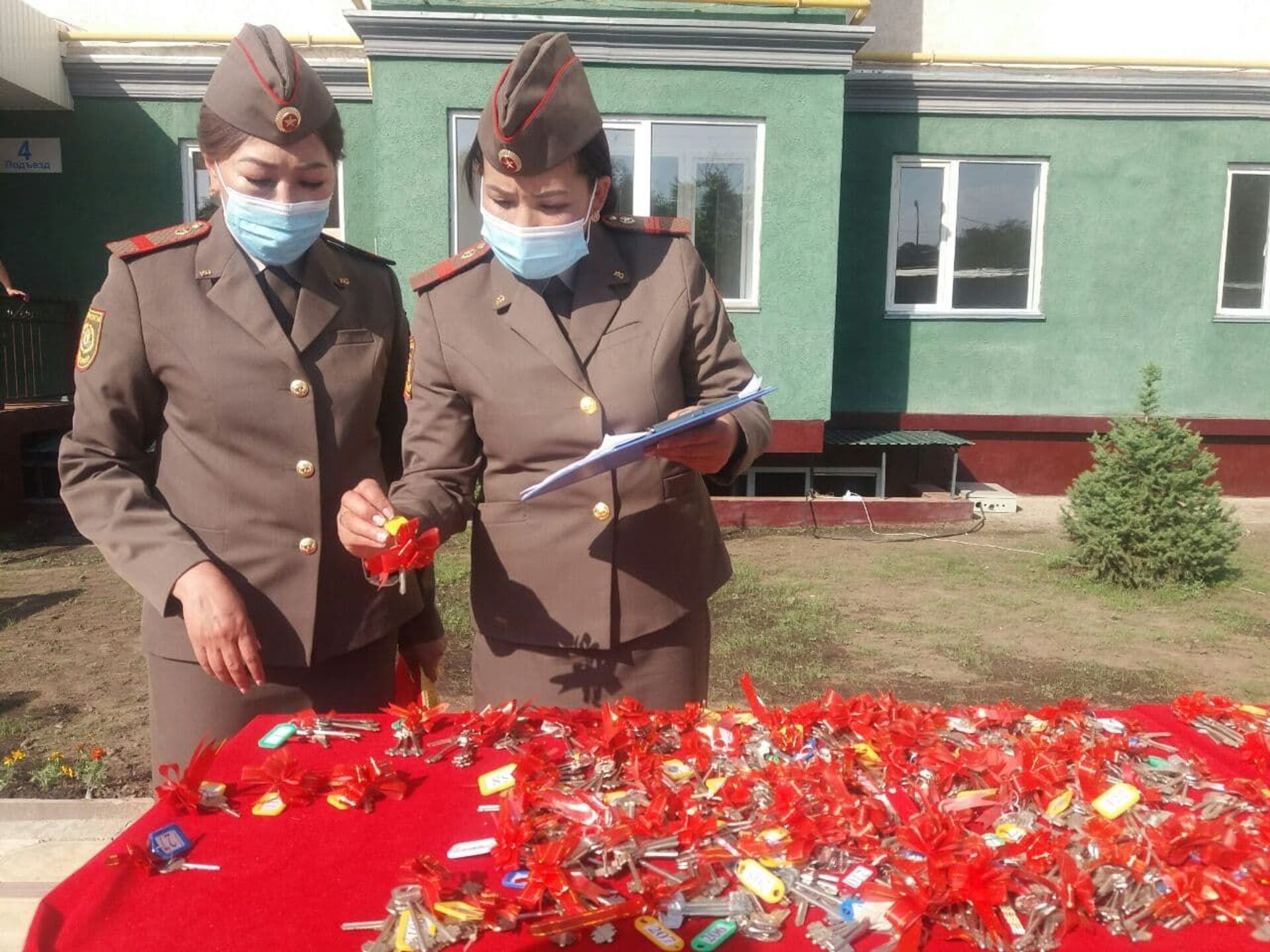 Церемония вручения квартир военнослужащим Министерства обороны и Пограничной службы ГКНБ - Sputnik Кыргызстан, 1920, 16.12.2021
