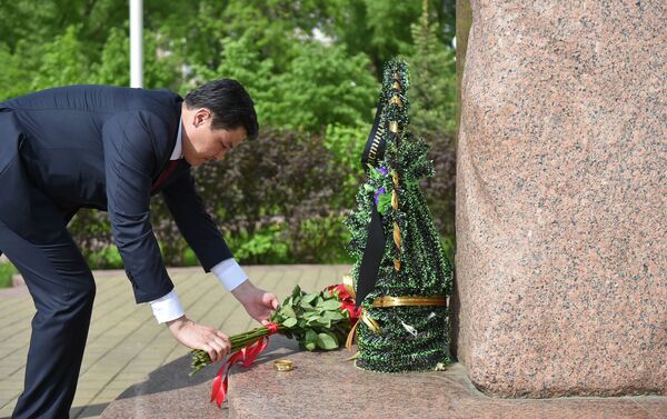 Затем он возложил цветы к памятнику участнику ВОВ, Герою Советского Союза Жумашу Асаналиеву - Sputnik Кыргызстан