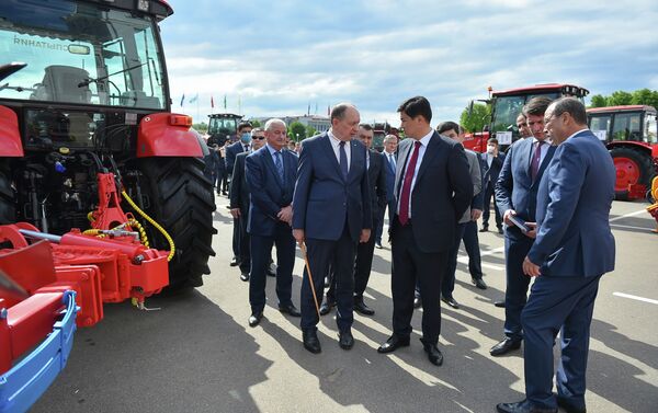 Ал ошондой эле Минск трактор заводуна барып, чыгарылып жаткан техниканын бир катар моделдери менен таанышты. - Sputnik Кыргызстан
