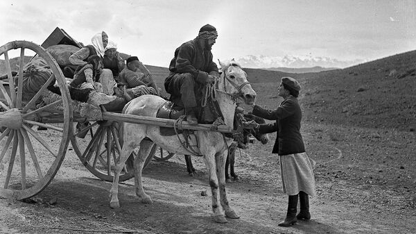 Фотография знаменитых актеров Суймонкула Чокморова и Таттыбубу Турсунбаевой была сделано в 1971 году в Баткене. - Sputnik Кыргызстан