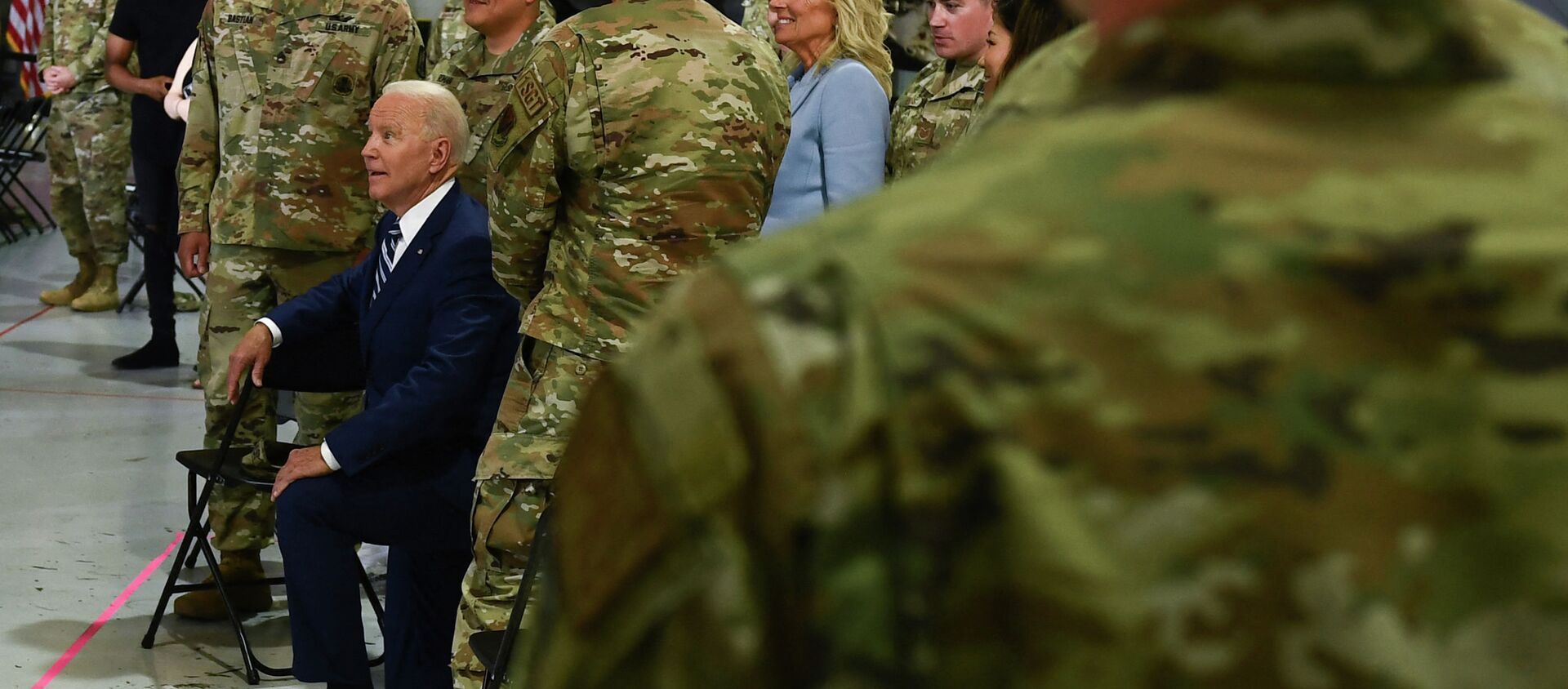 Президент США Джо Байден позирует с военнослужащими на базе Лэнгли-Юстис в Хэмптоне, штат Вирджиния. 28 мая 2021 года  - Sputnik Кыргызстан, 1920, 30.05.2021