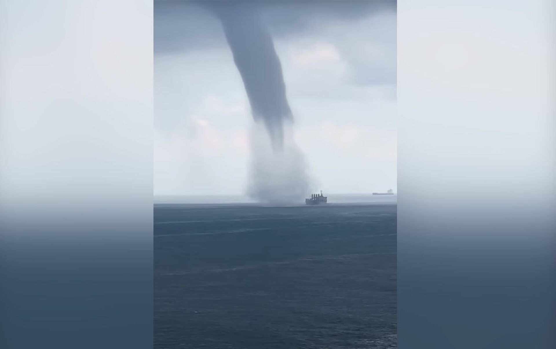 Грузовой корабль прошел сквозь гигантский водяной смерч. Видео -  30.05.2021, Sputnik Кыргызстан