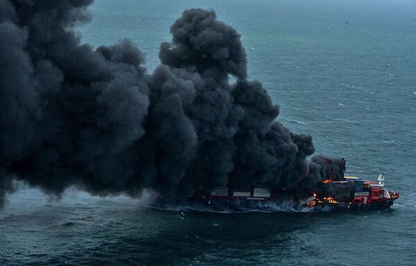 Пожар контейнеровоза MV X-Press Pearl у гавани Коломбо в Шри-Ланке - Sputnik Кыргызстан