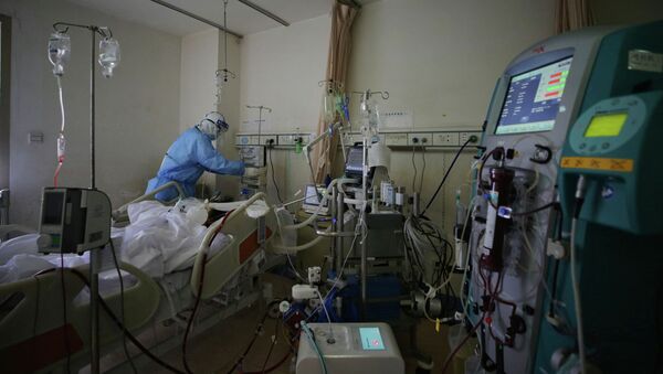 Медицинский работник принимает пациента с коронавирусом COVID-19 в больнице в Ухане. Архивное фото - Sputnik Кыргызстан