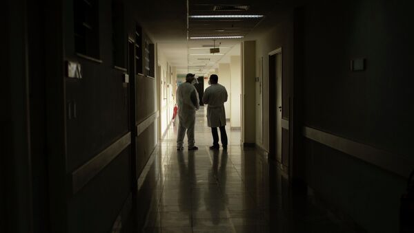 Медицинские работники беседуют в коридоре больницы. Архивное фото - Sputnik Кыргызстан