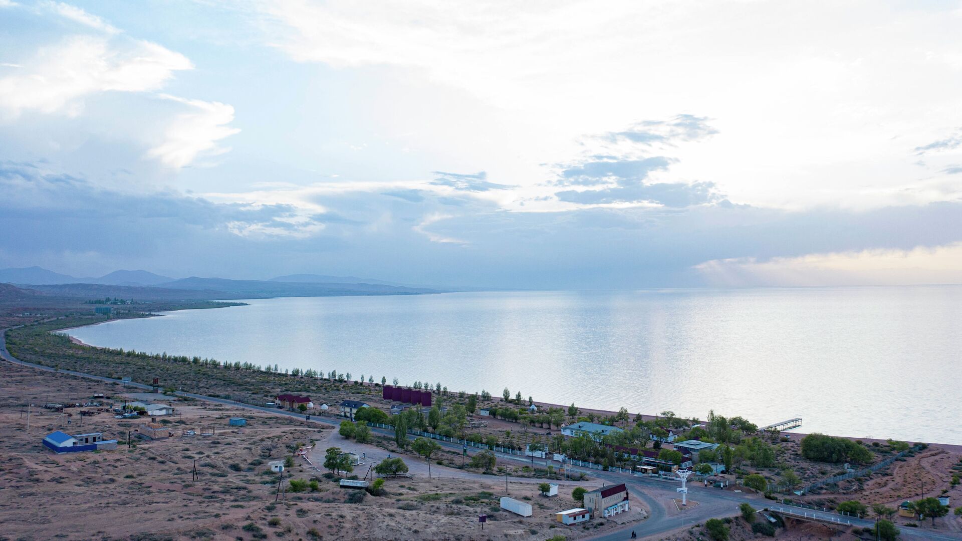 Уровень озера Иссык-Куль снижается — фото. Что говорит эксперт -  19.01.2022, Sputnik Кыргызстан