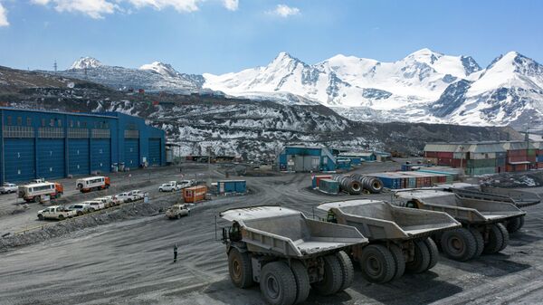 Вид на карьер на месторождении Кумтор, где компания Kumtor Gold Company добывает золотую руду - Sputnik Кыргызстан