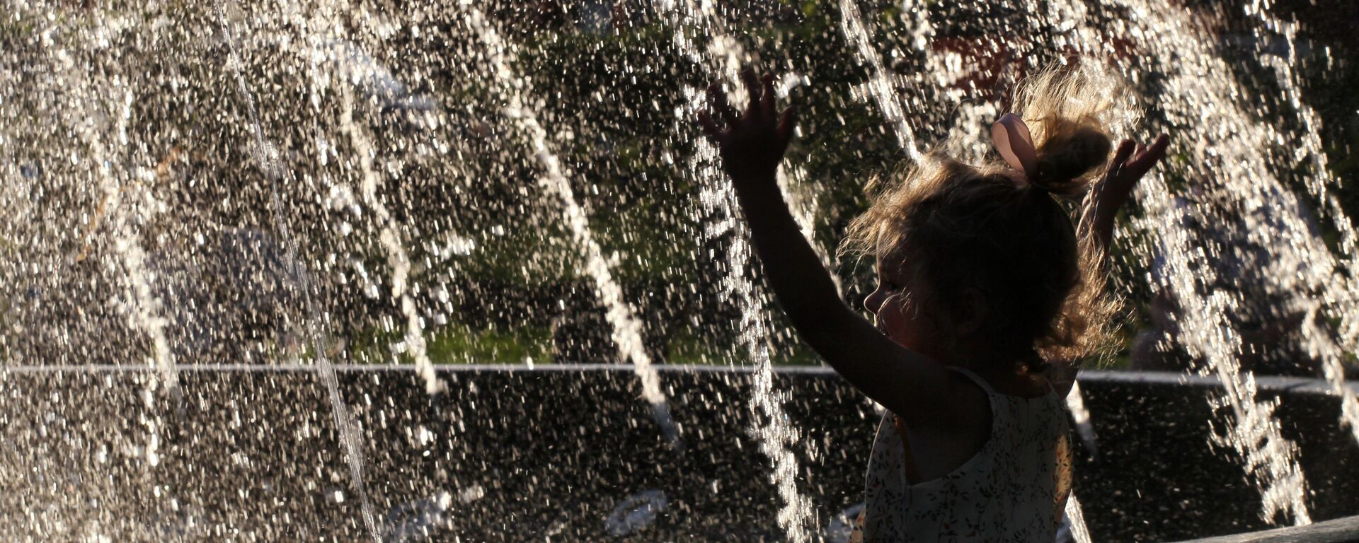 Девочка у фонтана. Архивное фото - Sputnik Кыргызстан, 1920, 31.05.2021