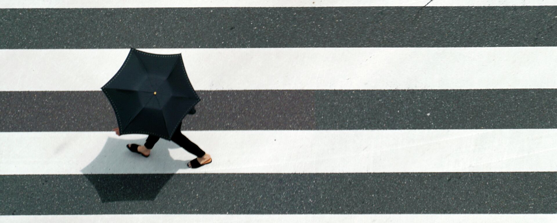 Девушка с зонтом переходит дорогу. Архивное фото - Sputnik Кыргызстан, 1920, 01.06.2021