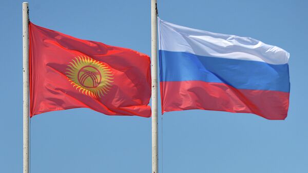  Государственные флаги Кыргызстана и России. Архивное фото - Sputnik Кыргызстан
