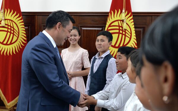 Президент Садыр Жапаров в Международный день защиты детей встретился с детьми из малообеспеченных семей - Sputnik Кыргызстан