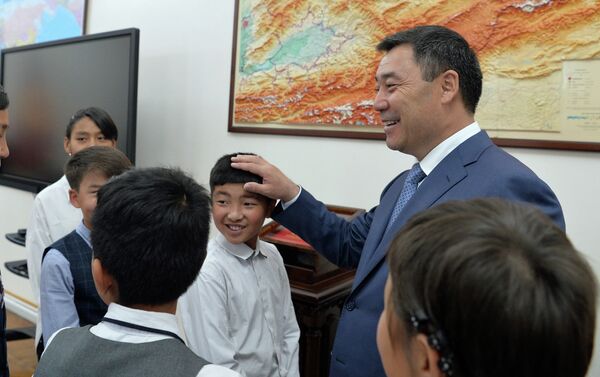 Жапаров балдарга өзүнүн иш бөлмөсүн көрсөтүп, жумуш күнү кантип өтөрүн айтып берди - Sputnik Кыргызстан
