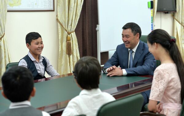 Жапаров провел для юных гостей экскурсию по своему кабинету и рассказал, как проходит его рабочий день - Sputnik Кыргызстан