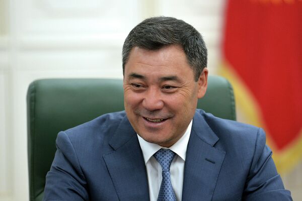 Он побеседовал с детьми, поинтересовался их учебой, ответил на интересующие вопросы - Sputnik Кыргызстан