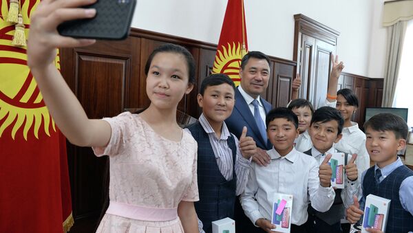 Президент Садыр Жапаров аз камсыз болгон үй-бүлөлөрдүн балдары менен жолугушу - Sputnik Кыргызстан