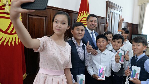 Жапаров показал детям из малообеспеченных семей свой кабинет — видео - Sputnik Кыргызстан