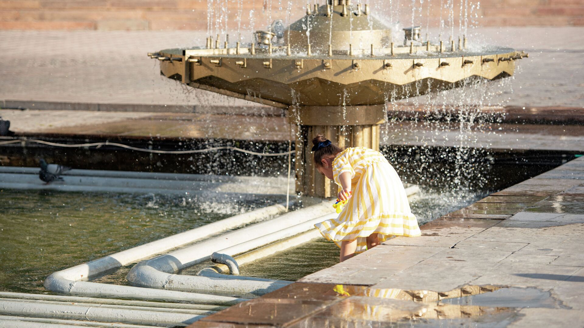 Девочка купается в фонтане в Бишкеке.  Архивное фото - Sputnik Кыргызстан, 1920, 26.06.2022