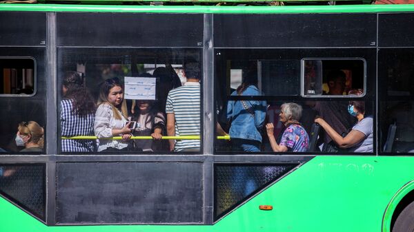 Пассажиры в троллейбусе в Бишкеке. Архивное фото - Sputnik Кыргызстан