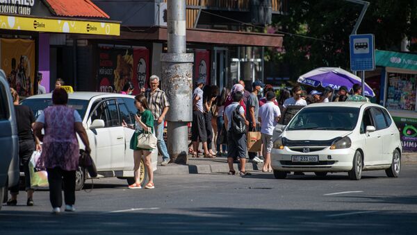 Заполненная людьми остановка после того, как водители маршрутного такси устроили забастовку в Бишкеке  - Sputnik Кыргызстан