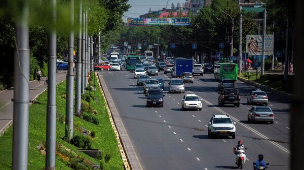 Бишкектин Байтик-Баатыр көчөсүндө жол трафиги - Sputnik Кыргызстан