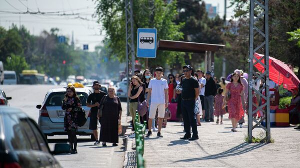 Люди ждут общественный транспорт на остановке. Архивное фото - Sputnik Кыргызстан