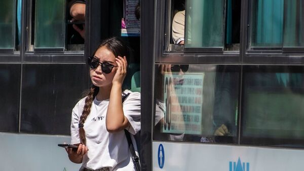 Бишкектеги аялдамадан кыз автобустан түшүп жатат - Sputnik Кыргызстан