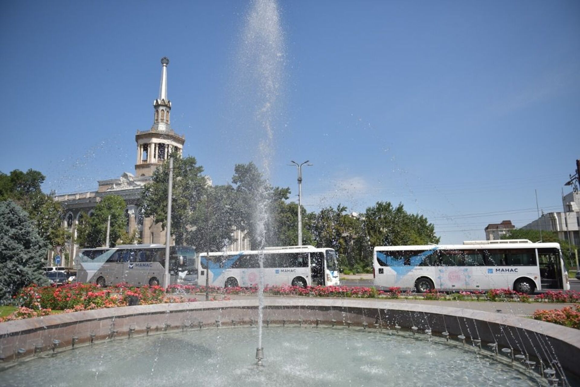 Забастовка маршруточников — в Бишкеке запустили автобусы аэропорта Манас - Sputnik Кыргызстан, 1920, 02.06.2021