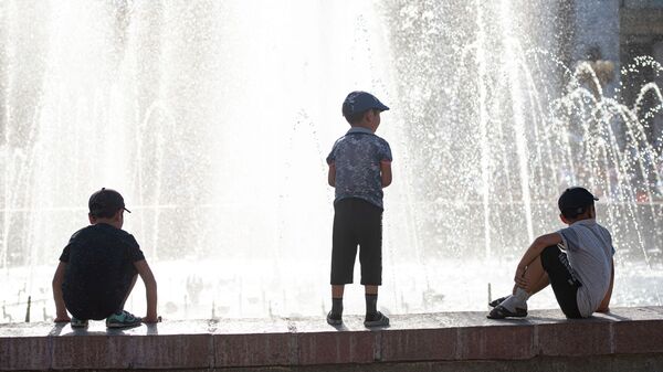 Дети у фонтана на площади Ала-Тоо в Бишкеке. Архивное фото - Sputnik Кыргызстан