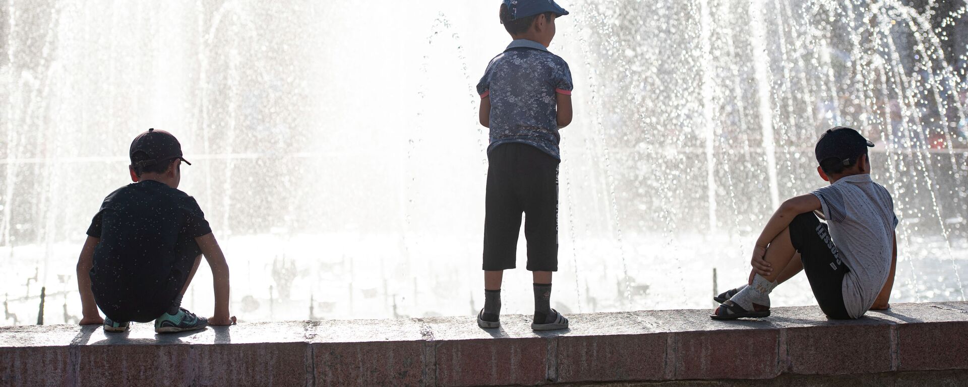 Дети у фонтанов на площади Ала-Тоо в Бишкеке. Архивное фото - Sputnik Кыргызстан, 1920, 01.06.2023