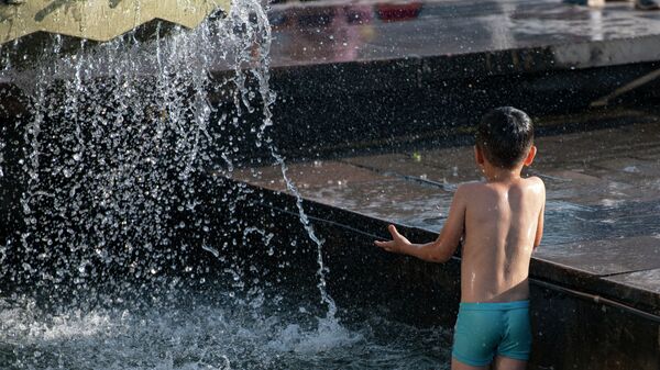 Мальчик купается в фонтане на площади Ала-Тоо в Бишкеке - Sputnik Кыргызстан
