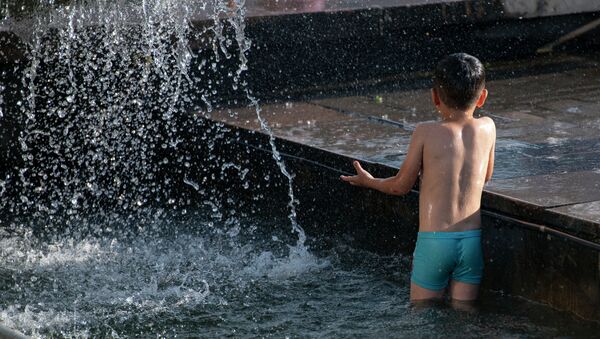 Мальчик купается в фонтане на площади Ала-Тоо в Бишкеке - Sputnik Кыргызстан
