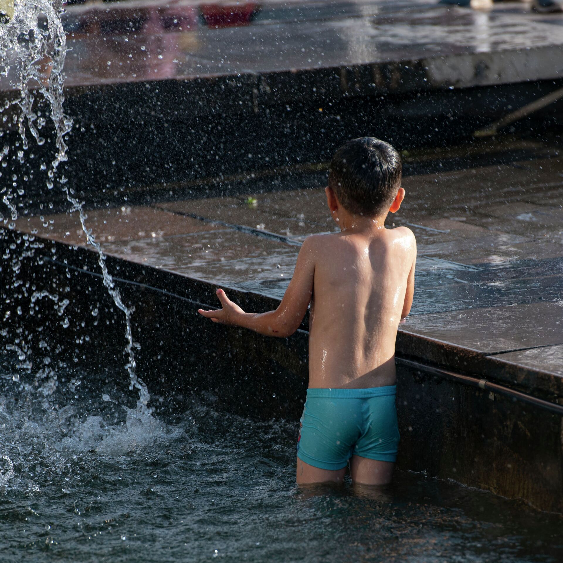 Парни купаются видео. Пацаны купаются. Мальчики купаются в фонтане. Мальчик купается в одежде. Полный мальчик купается.
