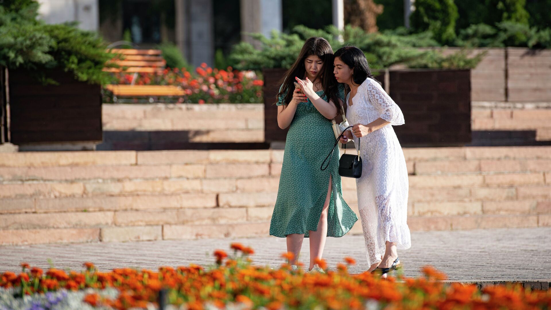 Девушки у фонтана на площади Ала-Тоо в Бишкеке. Архивное фото - Sputnik Кыргызстан, 1920, 16.05.2022