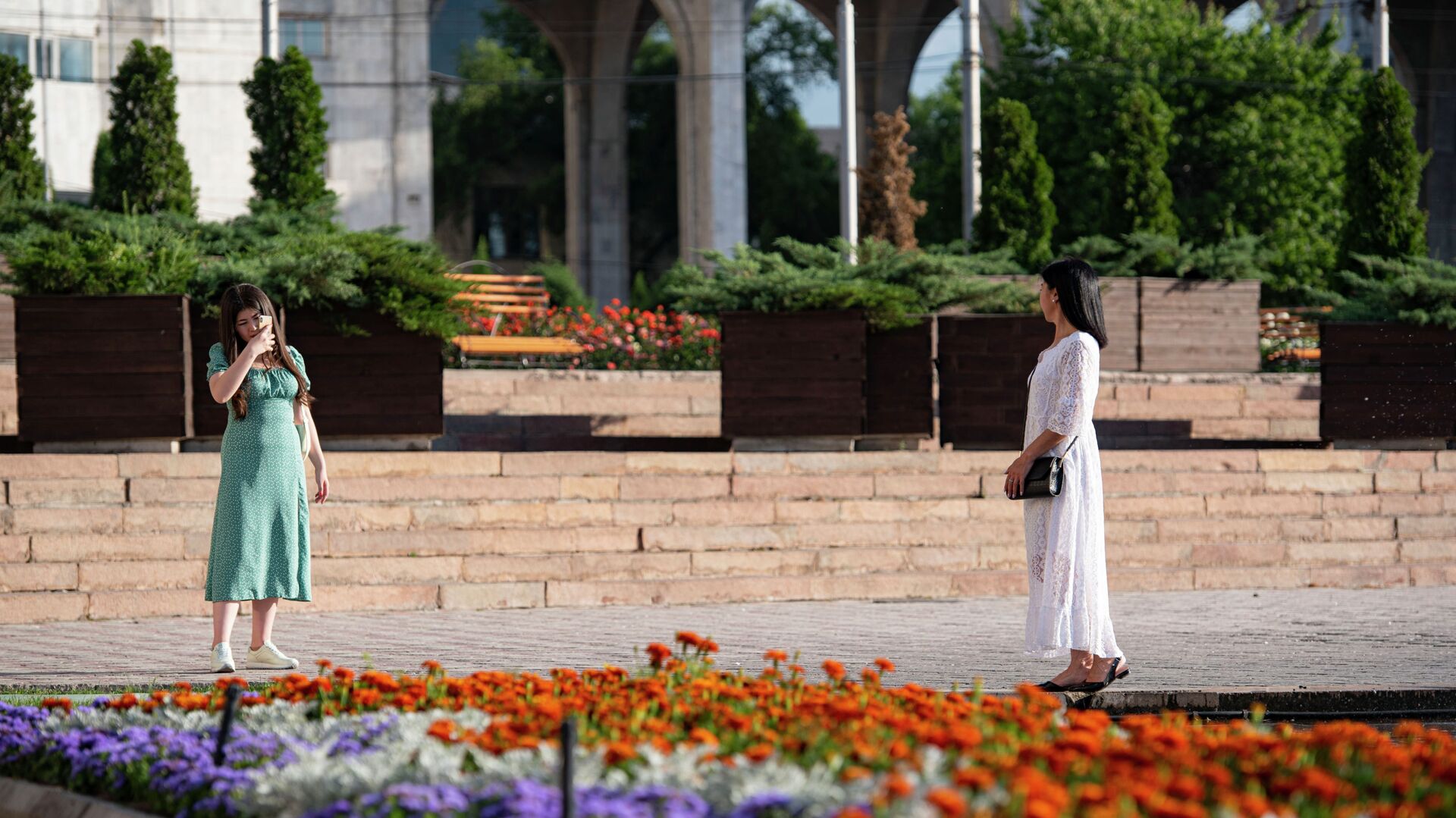 Девушки фотографируются у фонтана на площади Ала-Тоо в Бишкеке. Архивное фото - Sputnik Кыргызстан, 1920, 06.06.2022