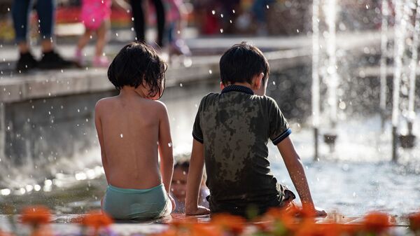 Дети у фонтане на площади Ала-Тоо в Бишкеке. Архивное фото - Sputnik Кыргызстан