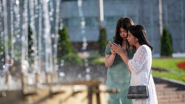 Девушки у фонтана на площади Ала-Тоо в Бишкеке. Архивнео фото  - Sputnik Кыргызстан