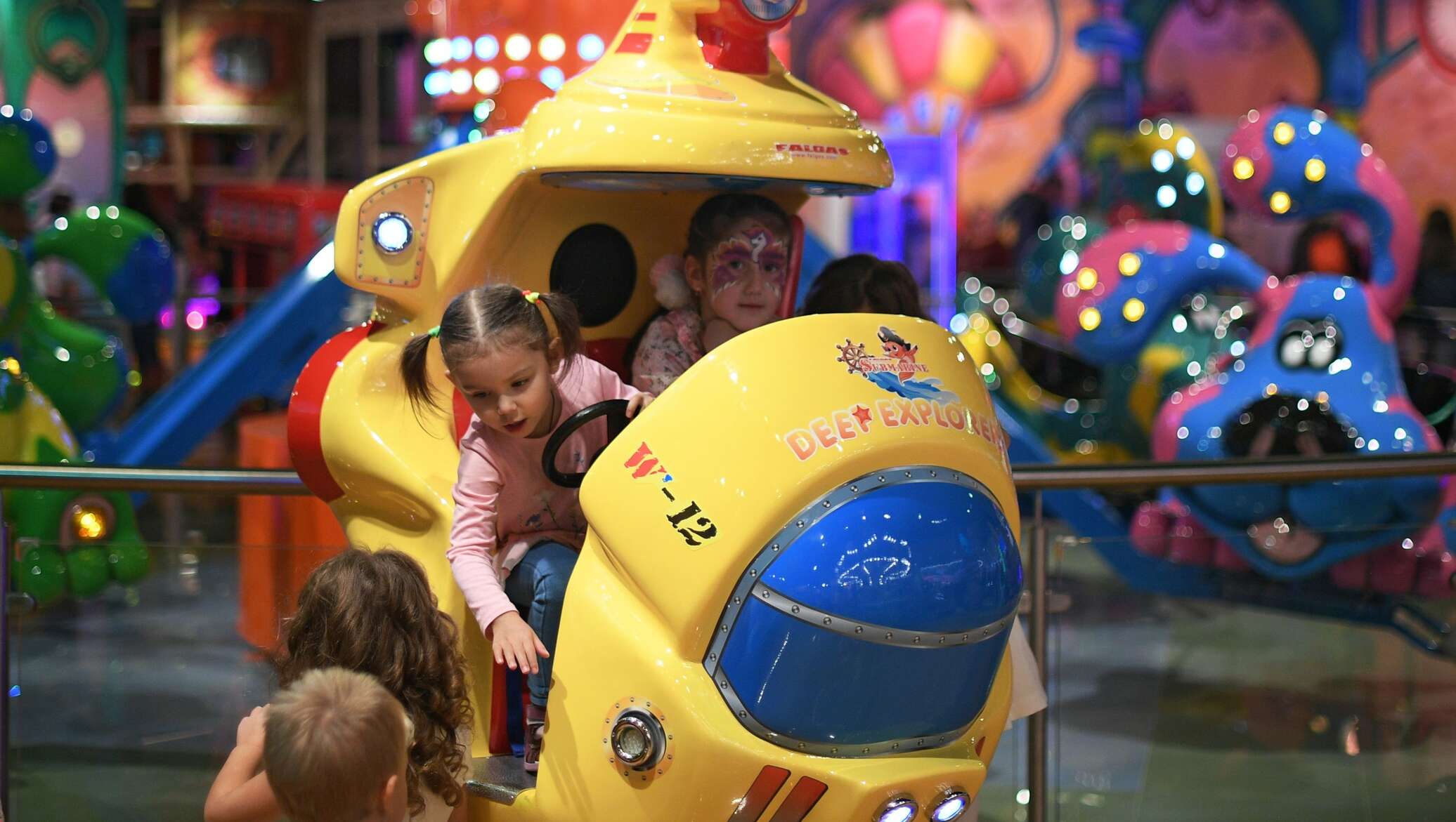 Каширская плаза фанки funky world. Детский развлекательный центр каширская плаза. Каширская плаза внутри. Кашира плаза магазины. Каширская плаза магазины.