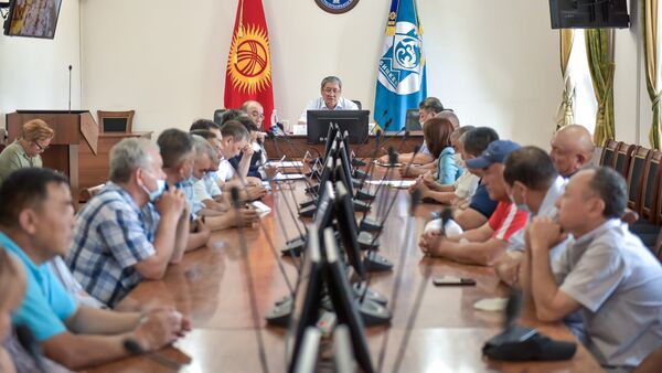 Встреча и.о. мэра Бишкека с руководителями ассоциаций и фирм-перевозчиков маршрутных такси - Sputnik Кыргызстан