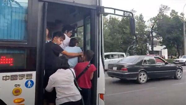 Бишкек без маршруток — ситуация на остановках в центре. Прямой эфир - Sputnik Кыргызстан